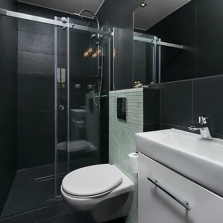 Intryga Βίλα Puck